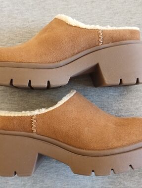 Skechers Women’s Cozy City Memory Foam Tan Clogs with Faux Fur Lining - Size 6.5